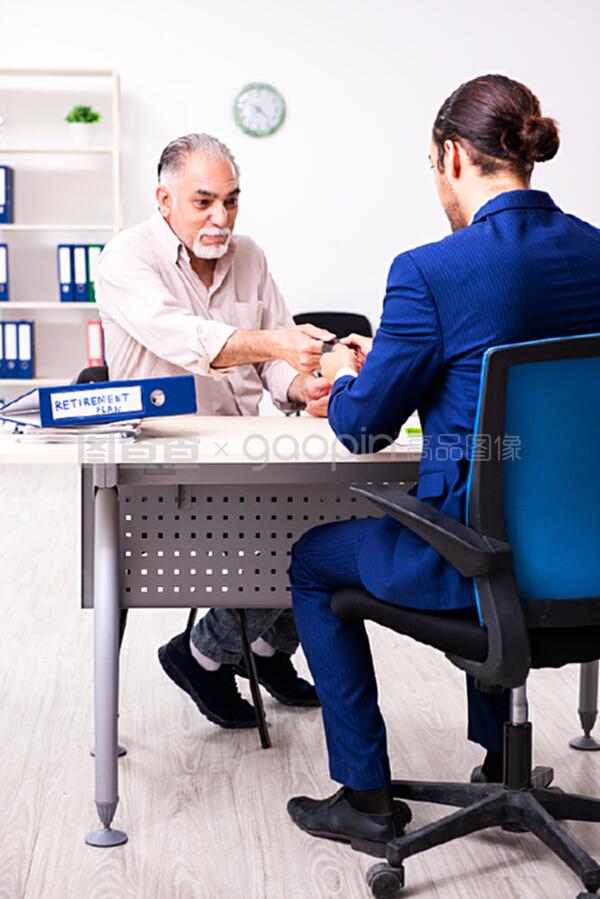 給老人提退休建議的財(cái)務(wù)顧問 專業(yè)財(cái)務(wù)咨詢的關(guān)鍵角色